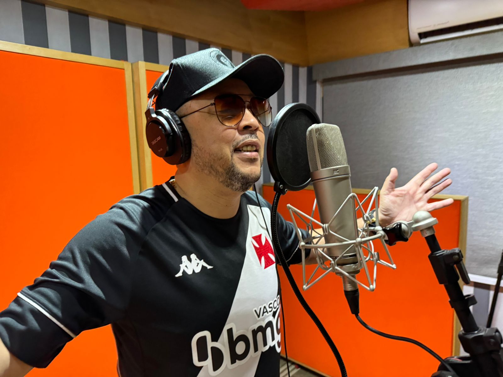 Andrezinho do Molejo presta homenagem a Roberto Dinamite com nova música<br> Andrezinho do Molejo presta homenagem a Roberto Dinamite com nova música<br>