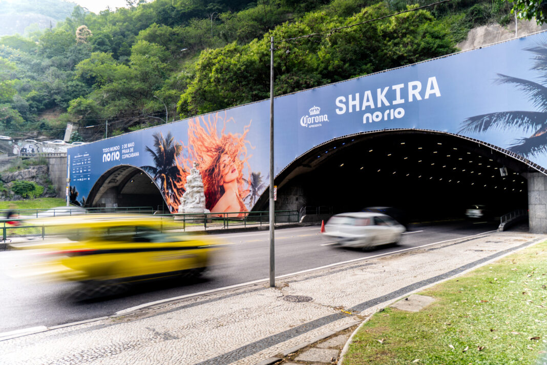 Cidade já pronta para receber Shakira – Instalado painel no túnel de Botafogo Cidade já pronta para receber Shakira – Instalado painel no túnel de Botafogo