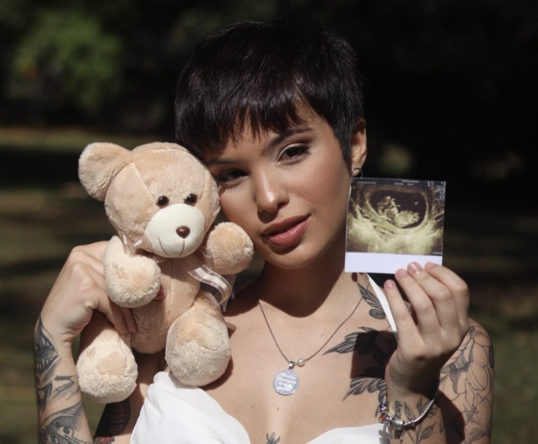Iasmim Melo surpreende seguidores ao anunciar primeira gravidez: “Estamos todos felizes” Iasmim Melo surpreende seguidores ao anunciar primeira gravidez: “Estamos todos felizes”