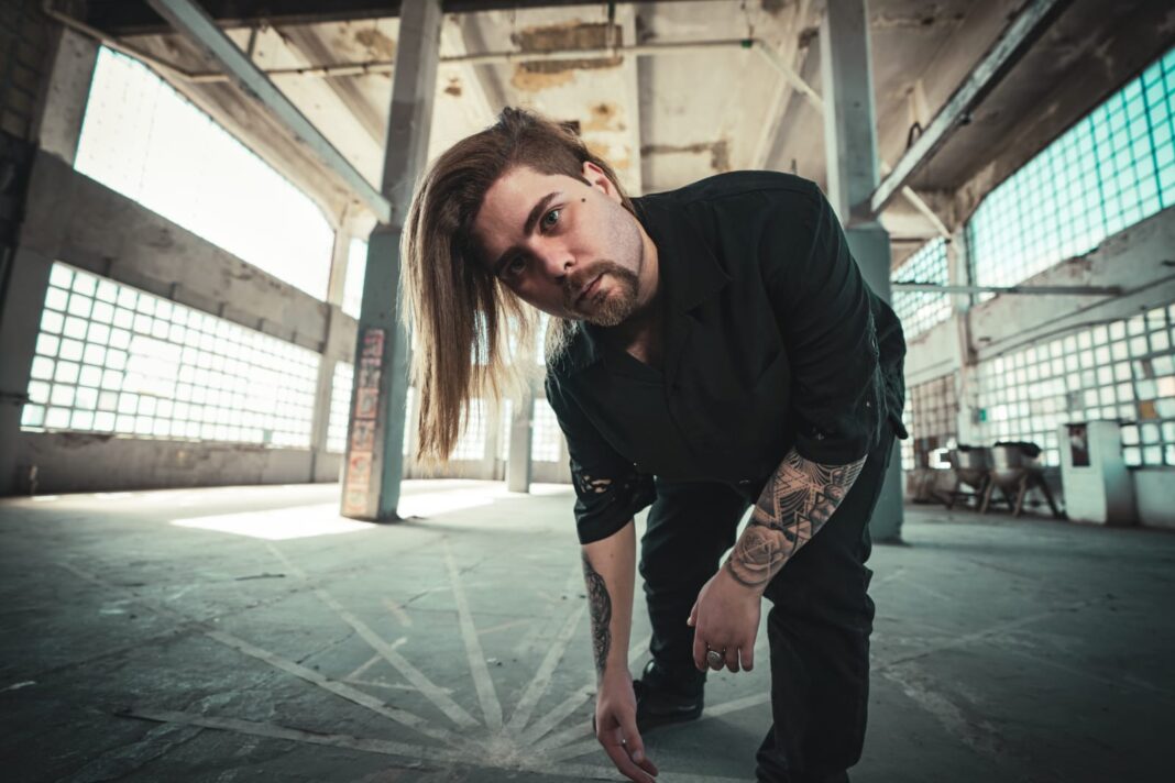 KRAD aborda a busca por uma felicidade ilusória em “Fake Happiness” KRAD aborda a busca por uma felicidade ilusória em “Fake Happiness”