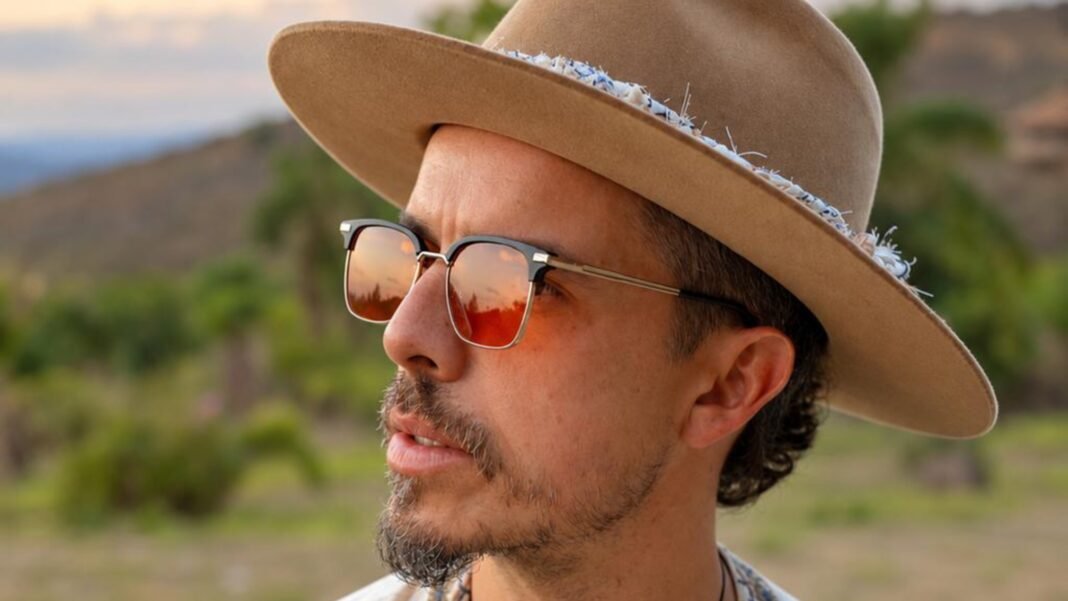 Rafa Monte Rosa lança “Lá do Alto” em 30 de outubro e antecipa nova fase de sua carreira com o audiovisual “Entre Ventos” Rafa Monte Rosa lança “Lá do Alto” em 30 de outubro e antecipa nova fase de sua carreira com o audiovisual “Entre Ventos”
